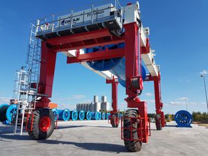 rubber-tired straddle carrier