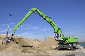 轮式材料处理器