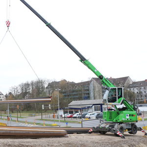 mobile crane / boom / telescopic / construction