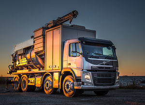 vacuum-loader truck