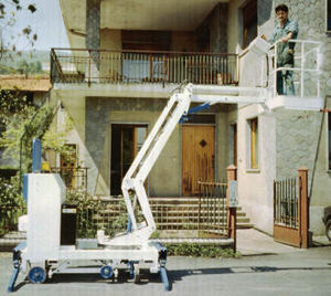 self-propelled telescopic boom lift