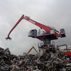 handling waste and scrap metal crane