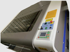 CO2 laser cutting machine