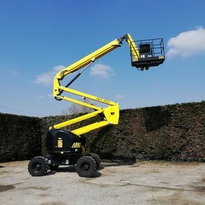 battery-powered articulated boom lift