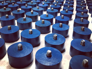 shock absorbing anti-vibration mount