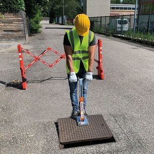 magnetic manhole cover lifter