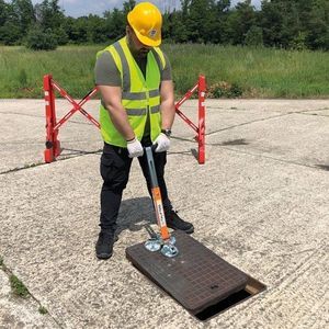 manual manhole cover lifter
