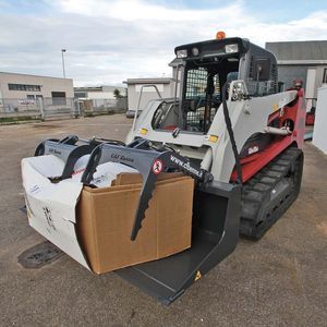 building handling and tamping grapple