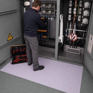 electrically isolating mat