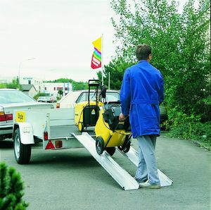 rail-mounted loading ramp