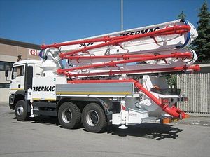 施工卡车安装混凝土泵