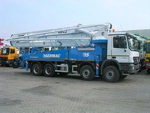 施工卡车安装混凝土泵