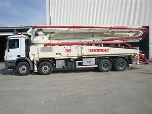 施工卡车安装混凝土泵