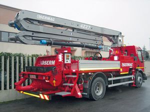 施工卡车安装混凝土泵