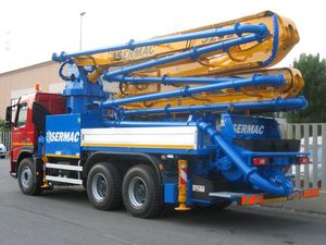 施工卡车安装混凝土泵