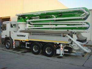 施工卡车安装混凝土泵