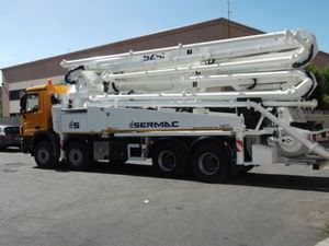 施工卡车安装混凝土泵