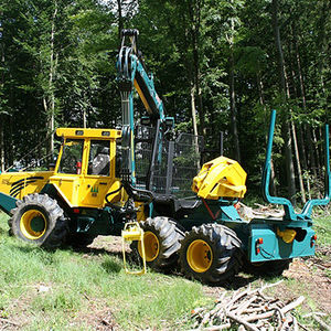 Rubber-tired forestry harvester - Forest Master Turb - Usewood Forest Tec  Oy - with crane