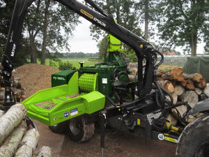 拖拉机式碎木机