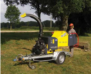 trailer-mount wood chipper