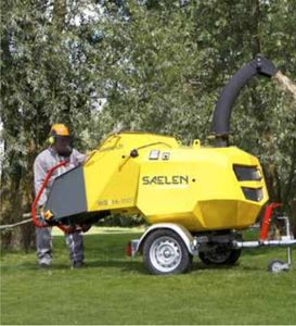 trailer-mount wood chipper