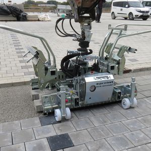 paver placement hydraulic clamp