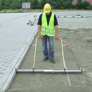 manual screeding system 1