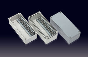 安装在墙上的接线盒