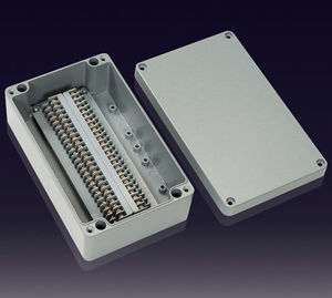 安装在墙上的接线盒