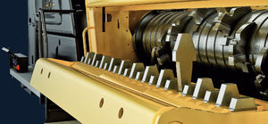 solid & bulk waste shredder / metal / single-shaft / mobile