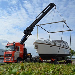 truck-mounted crane