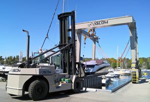 combustion engine forklift / ride-on / exterior