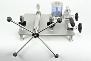 hydraulic pressure comparator
