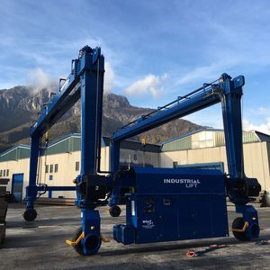 rubber-tired straddle carrier
