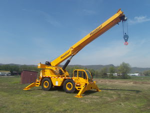 self-propelled crane