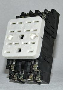 square-based继电器插座