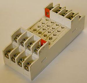 square-based继电器插座