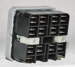 square-based继电器插座