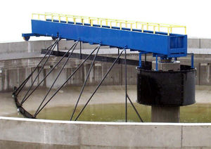 circular clarifier / with scraper bridge