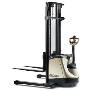 straddle stacker truck
