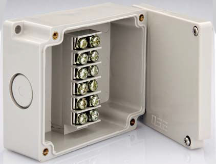 Wall-mounted terminal box - Hugro Armaturen GmbH - IP66 / polycarbonate