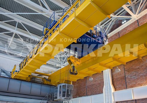 双梁顶上的旅行起重机