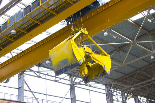 双梁顶上的旅行起重机