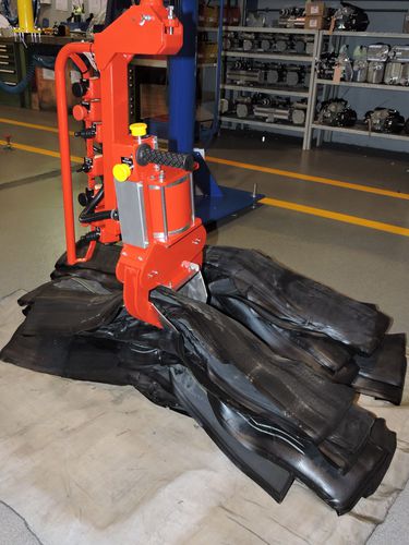 Pneumatic manipulator - DALMEC - with gripping tool / tool / positioning