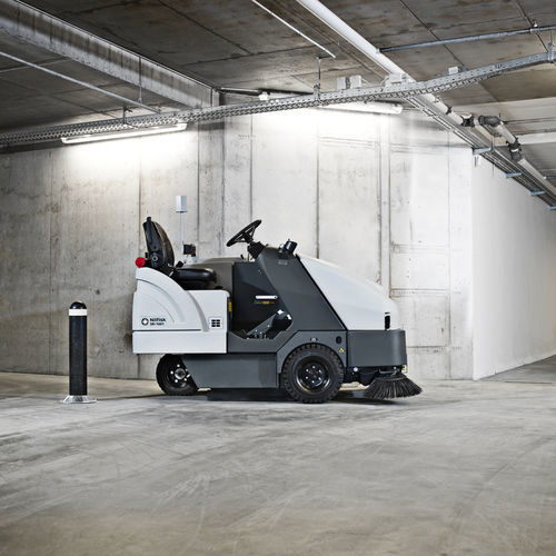 Ride-on sweeper - SR 1601 series - Nilfisk - hydraulic motor / battery-powered / outdoor