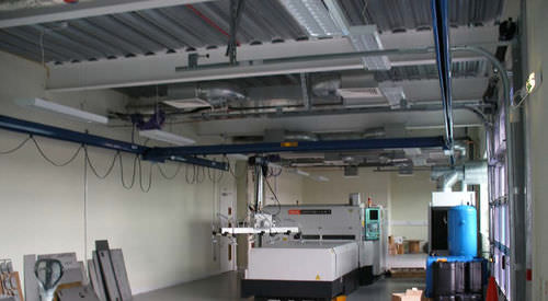 单梁顶上的旅行起重机