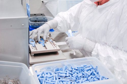 Assembly for the automotive industry - Helvoet Rubber & Plastic Technologies B.V. - large series / plastic / ISO 9001