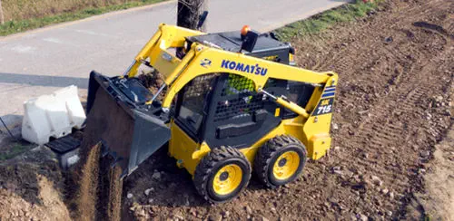 コマツ　SK820-8 タイヤ式スキッドステアローダー　1:25スケール KOMATSU SK820 SKID STEER LOADER YELLOW W/TOOLS 1/25 BY