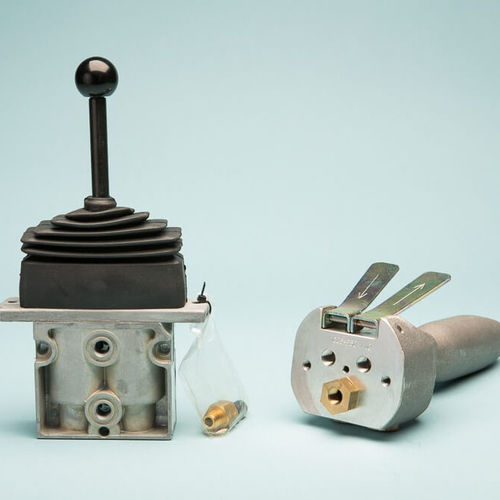 Spool pneumatic directional control valve - GLOBE Airmotors, Test Equipment & Motion Control - lever-operated