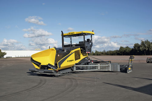 Asphalt paver - BF 900 C  - BOMAG - crawler / machine / conveyor